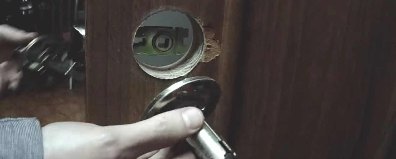Как отремонтировать дверную ручку входной двери