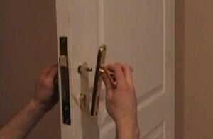 Как заменить ручку на входной двери