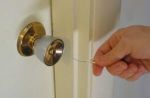 Как взломать дверной замок шпилькой или скрепкой