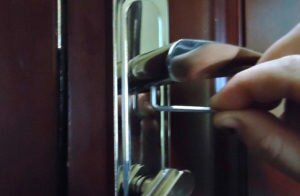 Как починить дверную ручку входной двери своими руками